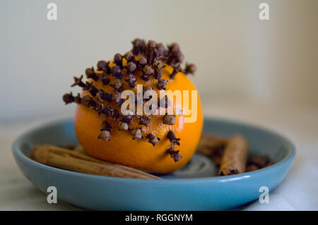 Weihnachtsschmuck, Orangen mit Nelken gespickt Stockfoto