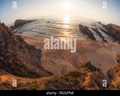 Portugal, Alentejo Zambujeira do Mar, Praia dos Alteirinhos, Felsformationen am Strand am Abend Stockfoto