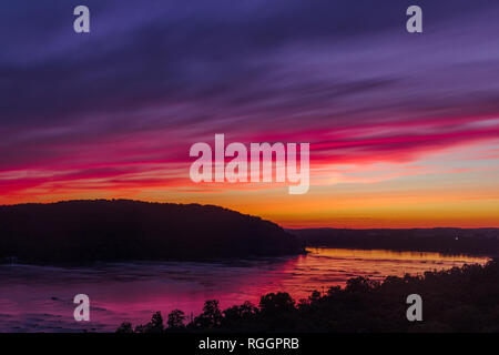 Chickies rock Breezyview bei Sonnenuntergang über den Susquehanna River-Columbia PA Stockfoto