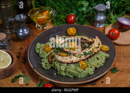 Mediterran Pasta mit gegrilltem Tintenfisch und Gemüse Stockfoto