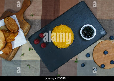 Gebackener Käse Camembert mit Preiselbeeren und Nüssen Stockfoto