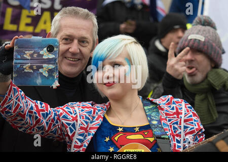 Herausgeberanmerkung Geste Anti Brexit Mitkämpfer und 'EU-Supergirl" Madeleina Kay stellt für eine selfie außerhalb der Häuser des Parlaments in London als eine entscheidende Debatte über Brexit unterwegs erhält. Stockfoto