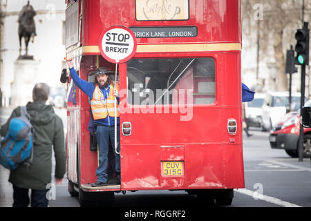 Ein Mann hält einen top Brexit' Schild an Bord einer Kampagne bus reisen Whitehall in Westminster, London als entscheidende Debatte über Brexit unterwegs erhält. Stockfoto