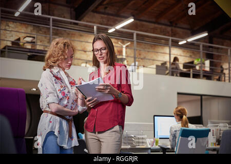 Frau erklären Jüngeren collague ein Projekt Stockfoto