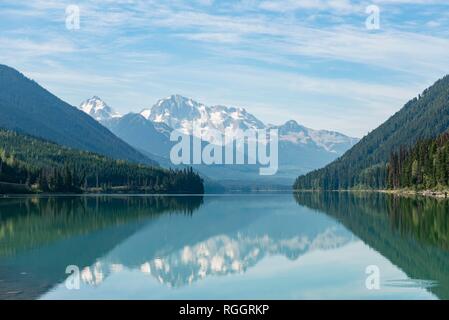 Duffey Lake, schneebedeckten Berge, die sich in einem See, Berg Rohr, British Columbia, Kanada Stockfoto