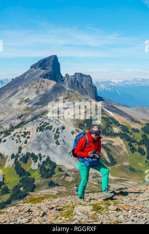 Wanderer auf Wanderweg Panorama Ridge, kleine Seen vor den Bergen, vulkanische Berg Black Tusk, Garibaldi Provincial Park Stockfoto