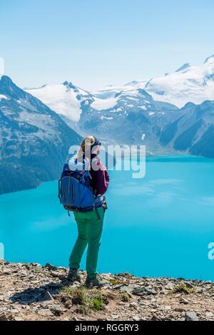 Blick vom Panorama Ridge Wanderweg, Wandern auf einem Felsen, Garibaldi Lake, Türkische Gletschersee, Guard Berg und Täuschung Peak Stockfoto