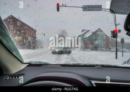 Auto stehend auf Kreuzung im Winter Stockfoto