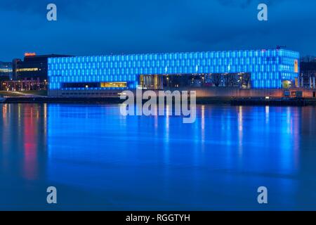 Blau beleuchtete Lentos Kunstmuseum in der Dämmerung Linz, Oberösterreich, Österreich Stockfoto