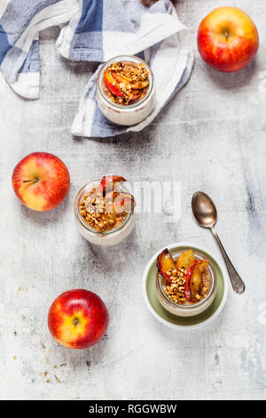 Apfelkuchen über Nacht Hafer mit karamellisierten Äpfeln und Haselnüssen Stockfoto