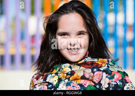 Jugendlicher Mädchen mit Down-syndrom lächelnd, Hosenträger Stockfoto