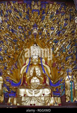 Goldene hundert arm Buddha Skulptur, Grotten von Hanau, Provinz Chongqing, China Stockfoto