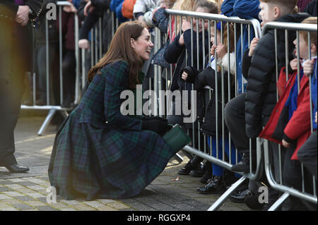 Die Herzogin von Cambridge, wie die Herzogin von Strathearn in Schottland bekannt, spricht Kinder außerhalb einer Community Center in Dundee zu Schule. Stockfoto