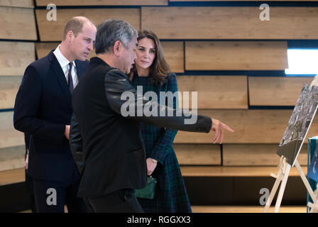 Der Herzog und die Herzogin von Cambridge, der als der Herzog und die Herzogin von Strathearn mit dem Architekten Kengo Kuma bei einem Besuch der V&A Dundee, erste Design Schottland's Museum zu eröffnen offiziell bekannt sind. Stockfoto