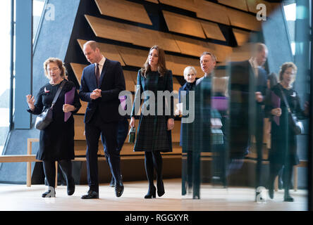 Der Herzog und die Herzogin von Cambridge, der als der Herzog und die Herzogin von Strathearn bekannt sind mit Museum Direktor Philip Lange (rechts) und museum Vorsitzender Lesley Knox (links) bei einem Besuch der V&A Dundee, erste Design Schottland's Museum offiziell zu öffnen. Stockfoto