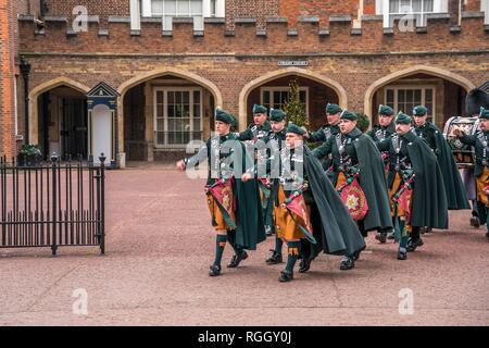 Scots Guards auf den Wachwechsel der Garde, Friary Court, St James's Palace, London, Großbritannien Stockfoto