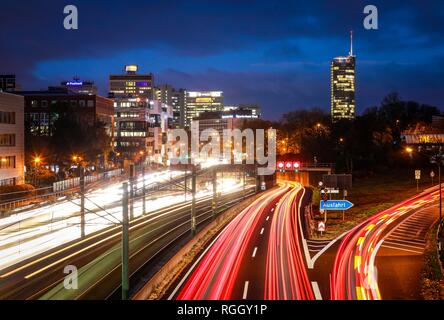 Der Verkehr auf der Autobahn A40 in der Dämmerung, blaue Umweltzone, Essen, Ruhrgebiet, Nordrhein-Westfalen, Deutschland Stockfoto