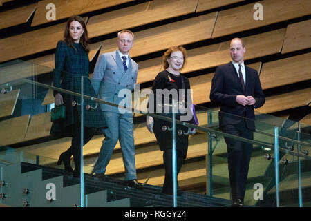 Der Herzog und die Herzogin von Cambridge, der als der Herzog und die Herzogin von Strathearn mit Museum Direktor Philip Lange (Zweite links) und museum Vorsitzender Lesley Knox (3. links) bei einem Besuch der V&A Dundee, erste Design Schottland's Museum zu eröffnen offiziell bekannt sind. Stockfoto