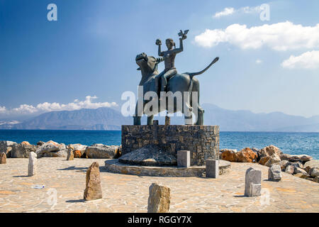 Agios Nikolaos/Griechenland - September 27, 2018: Die Statue von Europa sitzt auf einem Stier. Skulptur von Europa, der Mutter von König Minos, reiten ein Stier in einem Stockfoto