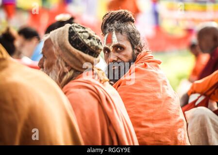 Sadhus, die heiligen Männer sitzen um den Bodhi-Baum neben dem Mayadevi Tempel, Geburtsort von Buddha Siddhartha Gautama, Lumbini Stockfoto