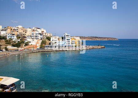 Agios Nikolaos ist eine beliebte touristische Stadt auf Kreta. Strand, Hotels und touristische Attraktionen in der Stadt. Wunderschöne griechische Küste. Stockfoto