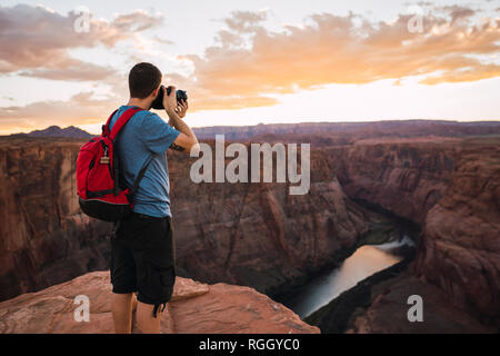 USA, Arizona, Colorado River, Horseshoe Bend, junger Mann auf Sicht, Fotografieren Stockfoto