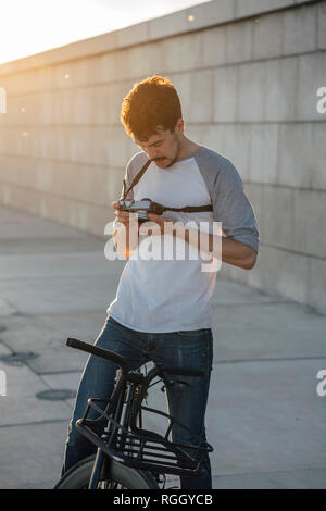 Junger Mann mit Pendler fixie Bike an Kamera suchen Stockfoto