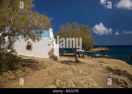 Traditionelle griechische Kapelle auf dem Hügel. Eine kleine griechische Kirche am Meer. Eine Touristenattraktion auf der Insel Kreta in Griechenland. Stockfoto