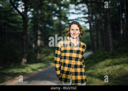Reife Frau zu Fuß in den Wald Stockfoto