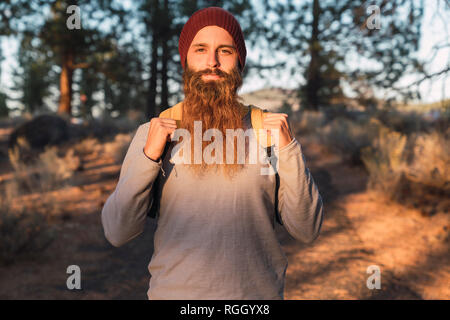 USA, Kalifornien, Portrait eines bärtigen Mann in einem Wald in der Nähe des Lassen Volcanic National Park Stockfoto