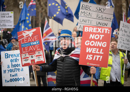 Anti Brexit Mitkämpfer, Steve Bray, außerhalb der Häuser des Parlaments in London als eine entscheidende Debatte über Brexit unterwegs erhält. Stockfoto