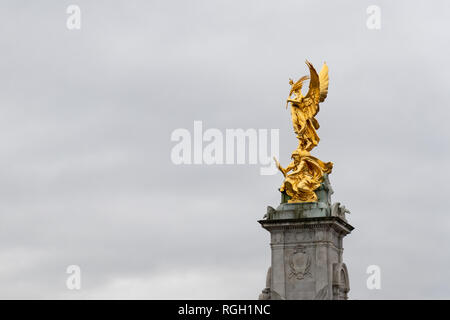 London, UK, 26. Januar 2019: Die Außenseite des Buckingham Palace an einem bewölkten Tag in Westminster London Stockfoto