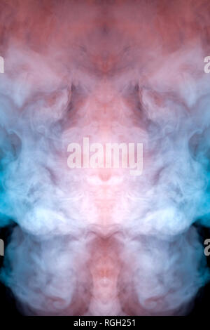 Eine dicke, vertikale Rauch verflüchtigt schwach auf einem schwarzen Hintergrund in rosa und blau lackiert, verdunstet wie eine Wolke aus einem vape. Stockfoto
