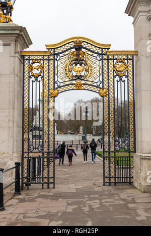 London, UK, 26. Januar 2019: Die Außenseite des Buckingham Palace an einem bewölkten Tag in Westminster London Stockfoto