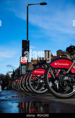 London, UK, 27. Januar 2019: mietwagen Santander Fahrräder mieten in London. Diese Zyklen können an einer Reihe von Orten in der Stadt gemietet werden und sind Stockfoto