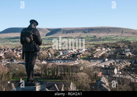 Um GROSSBRITANNIEN - Das Kriegerdenkmal stehen stolz mit Blick auf die Stadt, mit Pendle Hill im Hintergrund Stockfoto