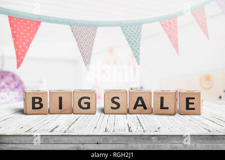 Big Verkauf Zeichen auf einem weißen Tisch mit festlicher Flaggen oben auflegen Stockfoto