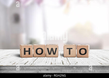 Wie sie in einem Raum auf einem Holztisch in hellem Tageslicht Zeichen Stockfoto