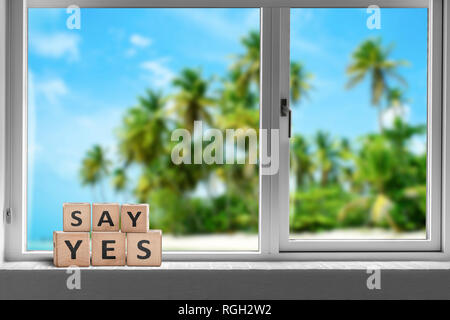 Sagen ja Zeichen in einem Fenster an einem tropischen Strand mit Palmen im Sommer Sonne Stockfoto