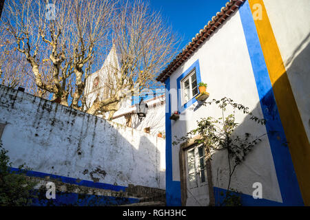 Die Straße von Obidos in Portugal, beliebtes Ausflugsziel wegen seiner gut erhaltenen mittelalterlichen Architektur Stockfoto