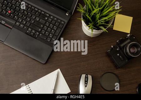 Arbeitsbereich von professionellen Fotografen. Fotografie und Office Equipment auf der dunklen Desktop. Stockfoto