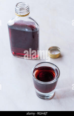 Traditionelle Balkan alkoholische Brandy Cherry Rakija/Rakia. Beverage Konzept. Stockfoto