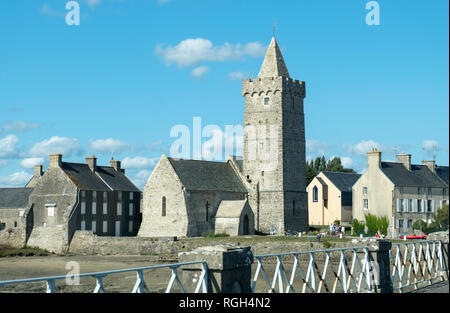 Denneville, Normandie, Frankreich - 25. August 2018: Blick auf die Kirche Notre-Dame in Portbail, Normandie Frankreich Stockfoto