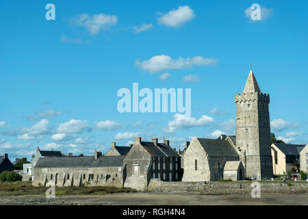 Denneville, Normandie, Frankreich - 25. August 2018: Blick auf die Kirche Notre-Dame in Portbail, Normandie Frankreich Stockfoto