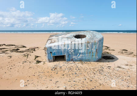 Biville, Normandie, Frankreich - 25. August 2018: Deutsche zweite Weltkrieg Bunker über Links auf den Strand in der Nähe von Biville in Normady, Frankreich Stockfoto