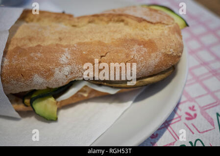 Sandwich mit gegrilltem Gemüse und Mozzarella Stockfoto