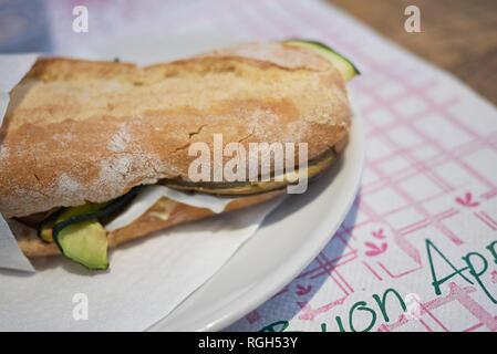 Sandwich mit gegrilltem Gemüse und Mozzarella Stockfoto