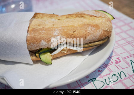 Sandwich mit gegrilltem Gemüse und Mozzarella Stockfoto