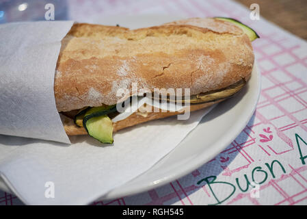 Sandwich mit gegrilltem Gemüse und Mozzarella Stockfoto