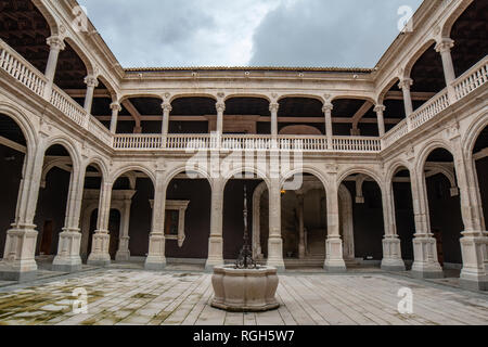 Penaranda de Duero, Burgos, Spanien April 2015: Blick auf die Porticoed Innenhof des Palacio de los Condes de Miranda oder Avellaneda in der Nähe von Du Stockfoto